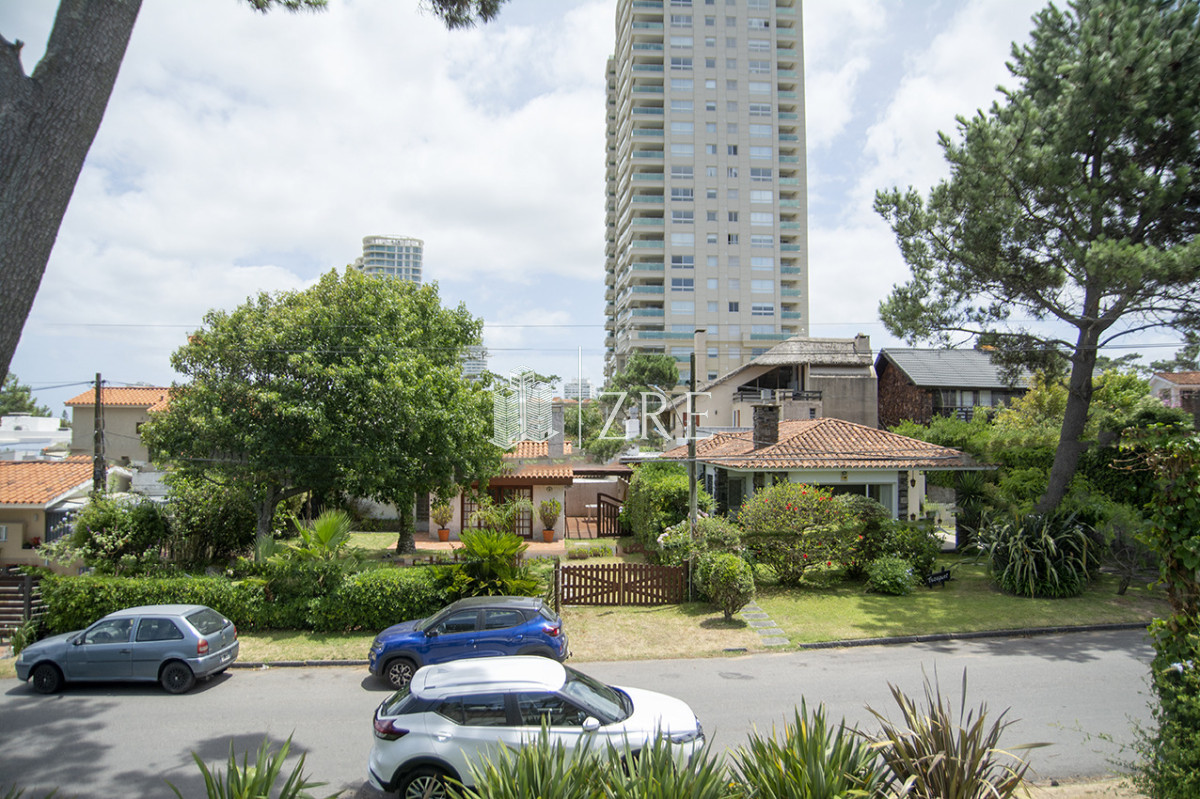 Casa ID.1434 - Venta chalet de 5 dormitorios en venta a pasos de Playa Mansa Punta del Este