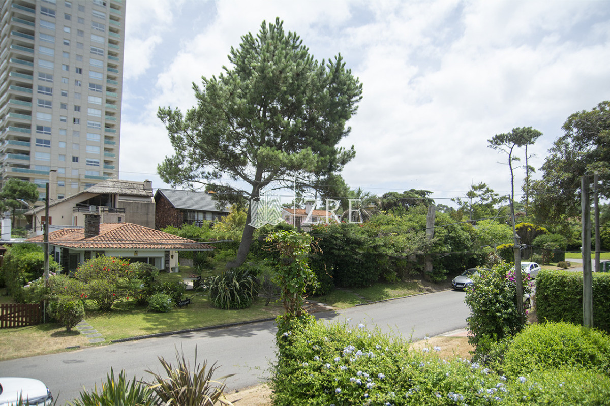 Casa ID.1434 - Venta chalet de 5 dormitorios en venta a pasos de Playa Mansa Punta del Este