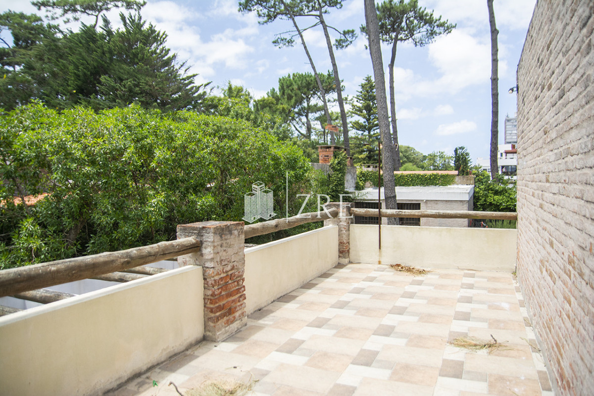 Casa ID.1434 - Venta chalet de 5 dormitorios en venta a pasos de Playa Mansa Punta del Este