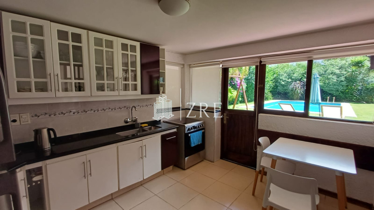 Casa ID.1440 - Vende gran casa para vivir todo el año, de 3 dormitorios en Punta del Este 