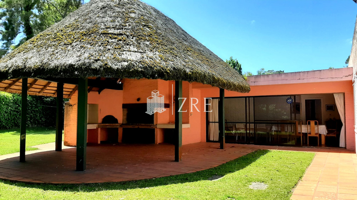 Casa ID.1441 - Casa de 4 dormitorios en venta en Playa Mansa, Punta del Este