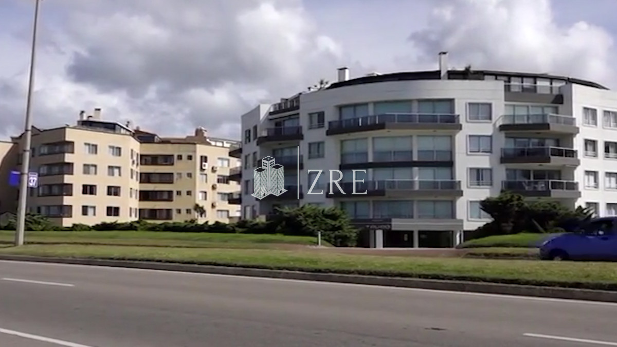 Apartamento ID.1346 - Espectacular departamento en Playa Mansa de 3 dormitorios frente al mar!