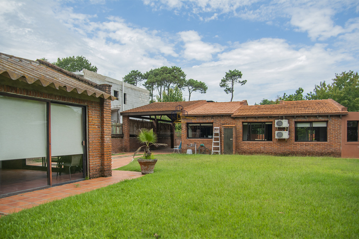 Casa ID.153 - En venta casa de 3 Dormitorios en Jardines de Córdoba con Barbacoa 