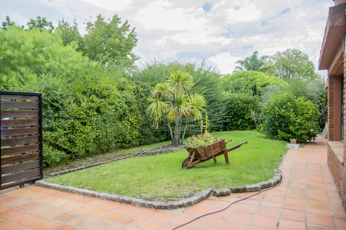 Casa ID.153 - En venta casa de 3 Dormitorios en Jardines de Córdoba con Barbacoa 