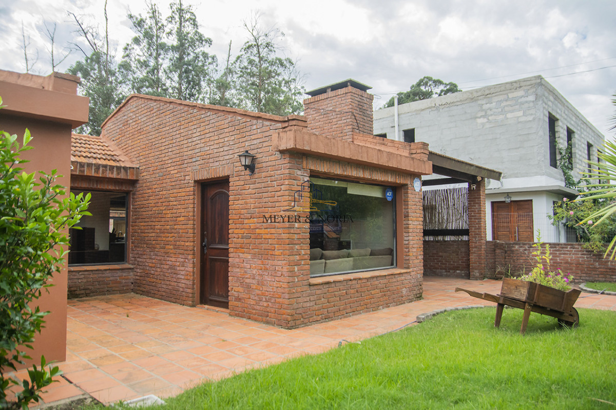 Casa ID.153 - En venta casa de 3 Dormitorios en Jardines de Córdoba con Barbacoa 