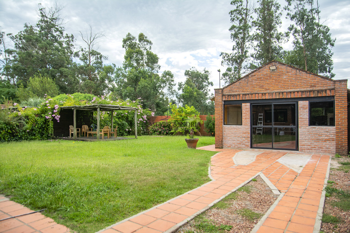 Casa ID.153 - En venta casa de 3 Dormitorios en Jardines de Córdoba con Barbacoa 