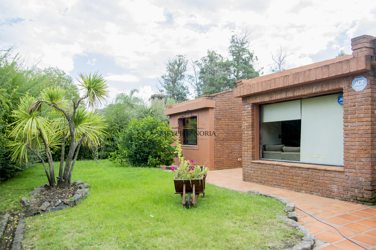 Casa ID.153 - En venta casa de 3 Dormitorios en Jardines de Córdoba con Barbacoa 