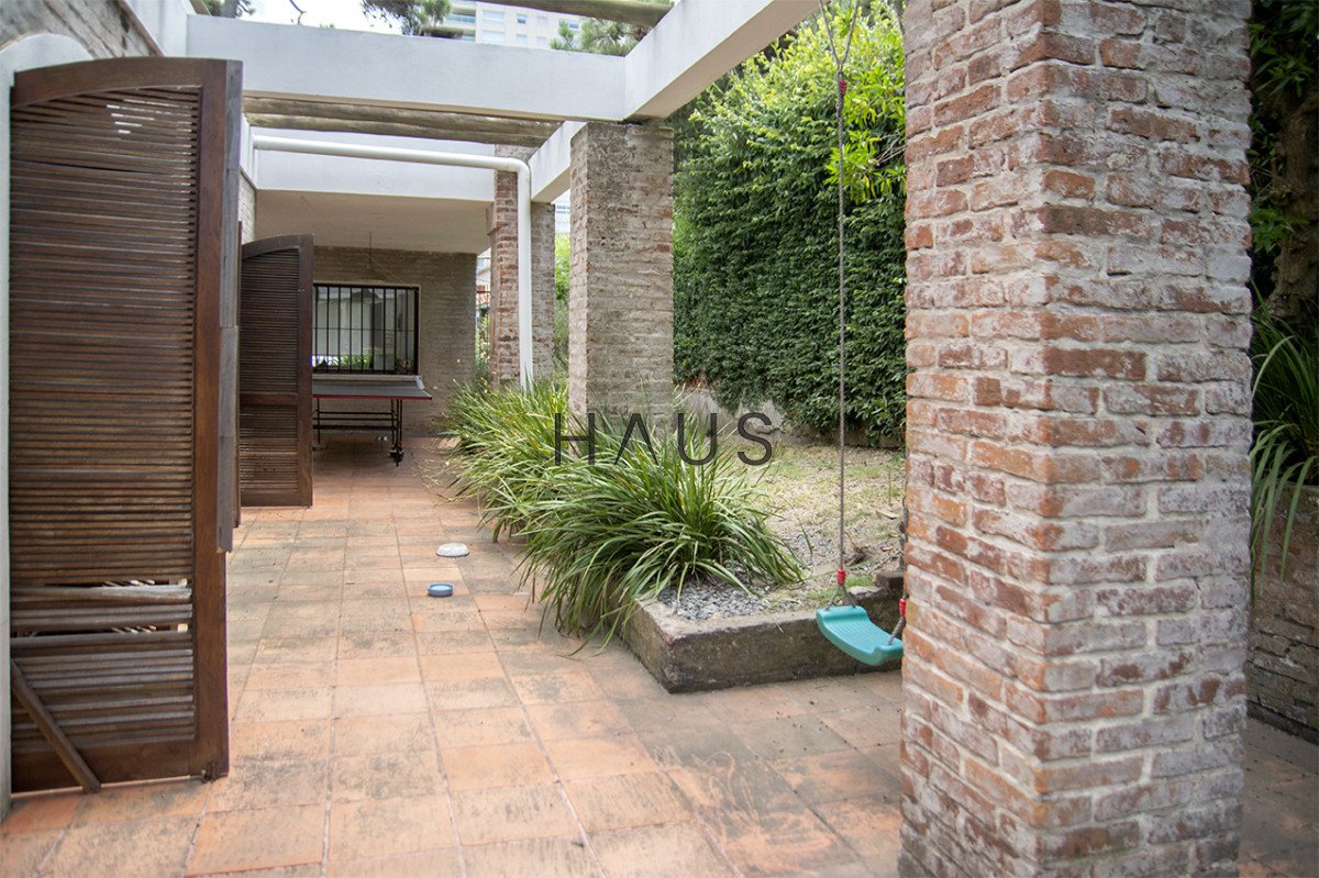 Casa ID.736 - Excelente chalet de 5 dormitorios en venta a pasos de Playa Mansa Punta del Este