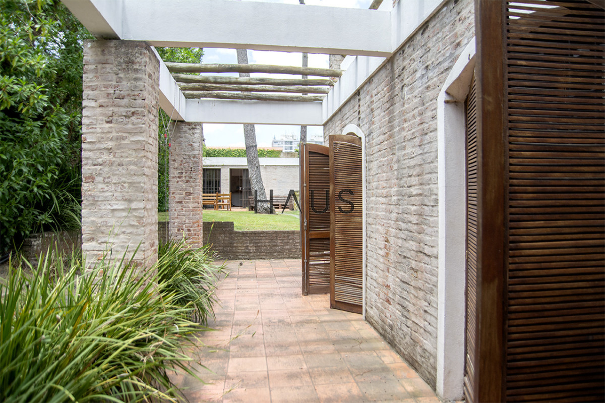 Casa ID.736 - Excelente chalet de 5 dormitorios en venta a pasos de Playa Mansa Punta del Este