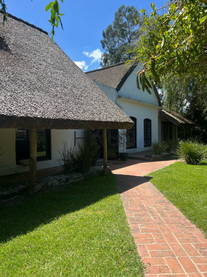 Casa ID.810 - Amplia casa a la venta en Punta del Este de 6 dormitorios en el Tesoro a 200 mts de ruta 10
