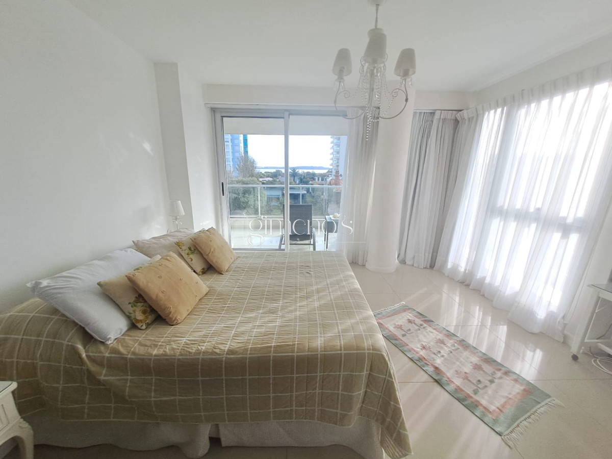 Apartamento ID.913 - Apartamento en Playa Mansa a la venta 3 Dormitorios con vista