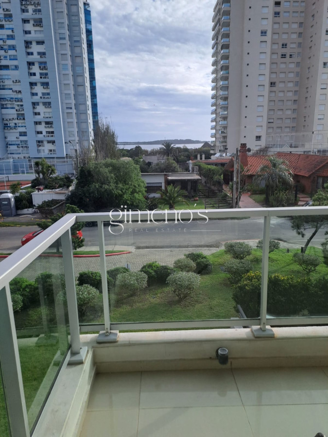 Apartamento ID.913 - Apartamento en Playa Mansa a la venta 3 Dormitorios con vista