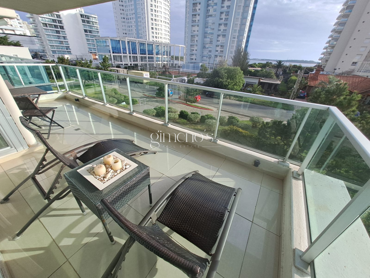 Apartamento ID.913 - Apartamento en Playa Mansa a la venta 3 Dormitorios con vista