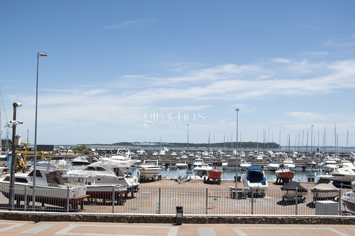 Apartamento ID.675 - Apartamento en Venta 3 Dormitorios en  zona Puerto de Punta del Este.