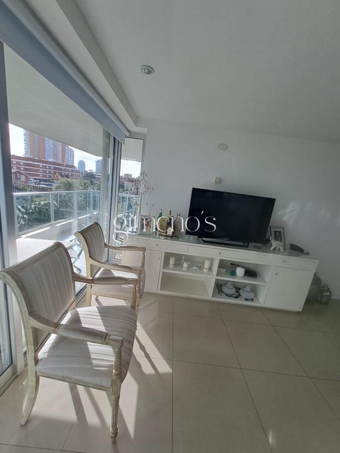 Apartamento ID.913 - Apartamento en Playa Mansa a la venta 3 Dormitorios con vista