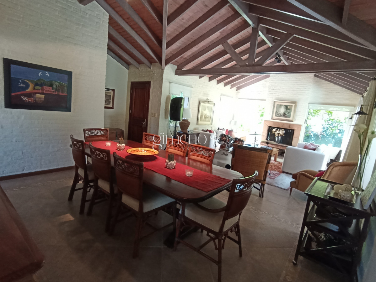Casa ID.1360 - Casa en Venta de 3 dormitorios en Playa Mansa - Punta del Este
