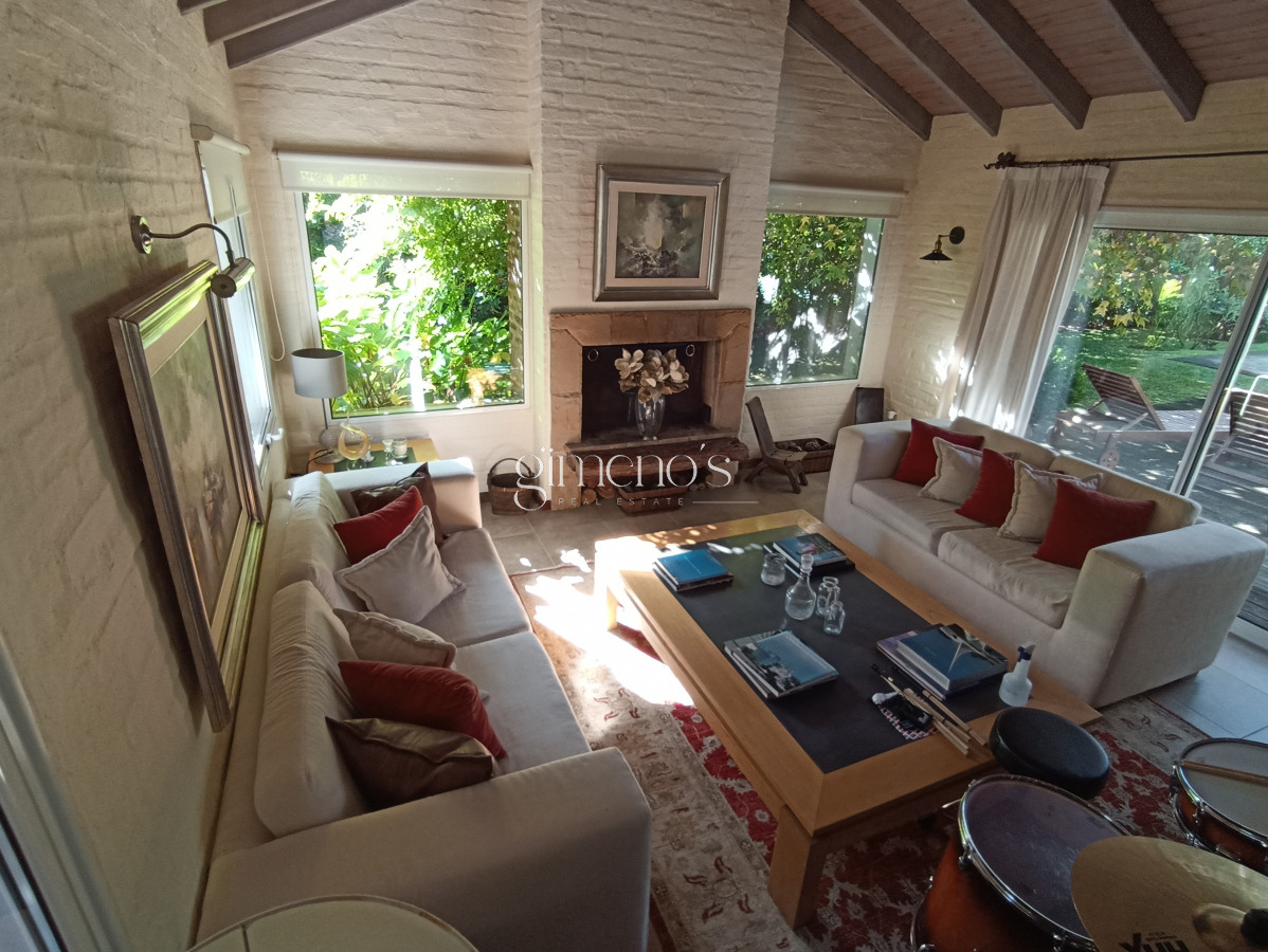 Casa ID.1360 - Casa en Venta de 3 dormitorios en Playa Mansa - Punta del Este
