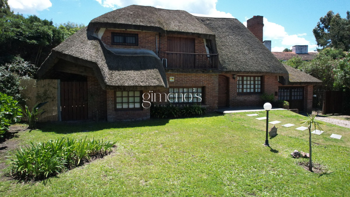 Casa ID.1139 - Hermosa cabaña de 4 dormitorios en venta a metros de Playa Mansa, Punta del Este, Pinares