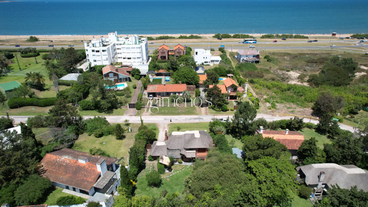 Casa ID.1139 - Hermosa cabaña de 4 dormitorios en venta a metros de Playa Mansa, Punta del Este, Pinares