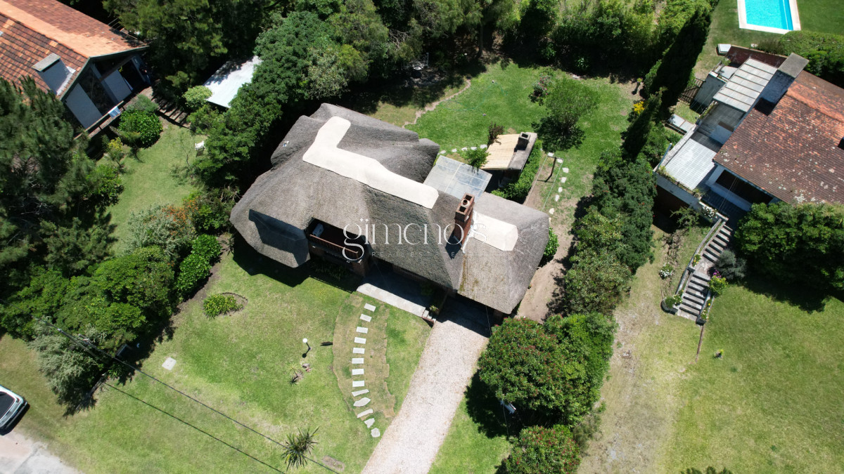 Casa ID.1139 - Hermosa cabaña de 4 dormitorios en venta a metros de Playa Mansa, Punta del Este, Pinares
