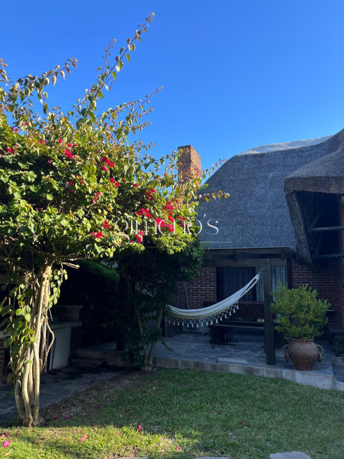 Casa ID.1139 - Hermosa cabaña de 4 dormitorios en venta a metros de Playa Mansa, Punta del Este, Pinares