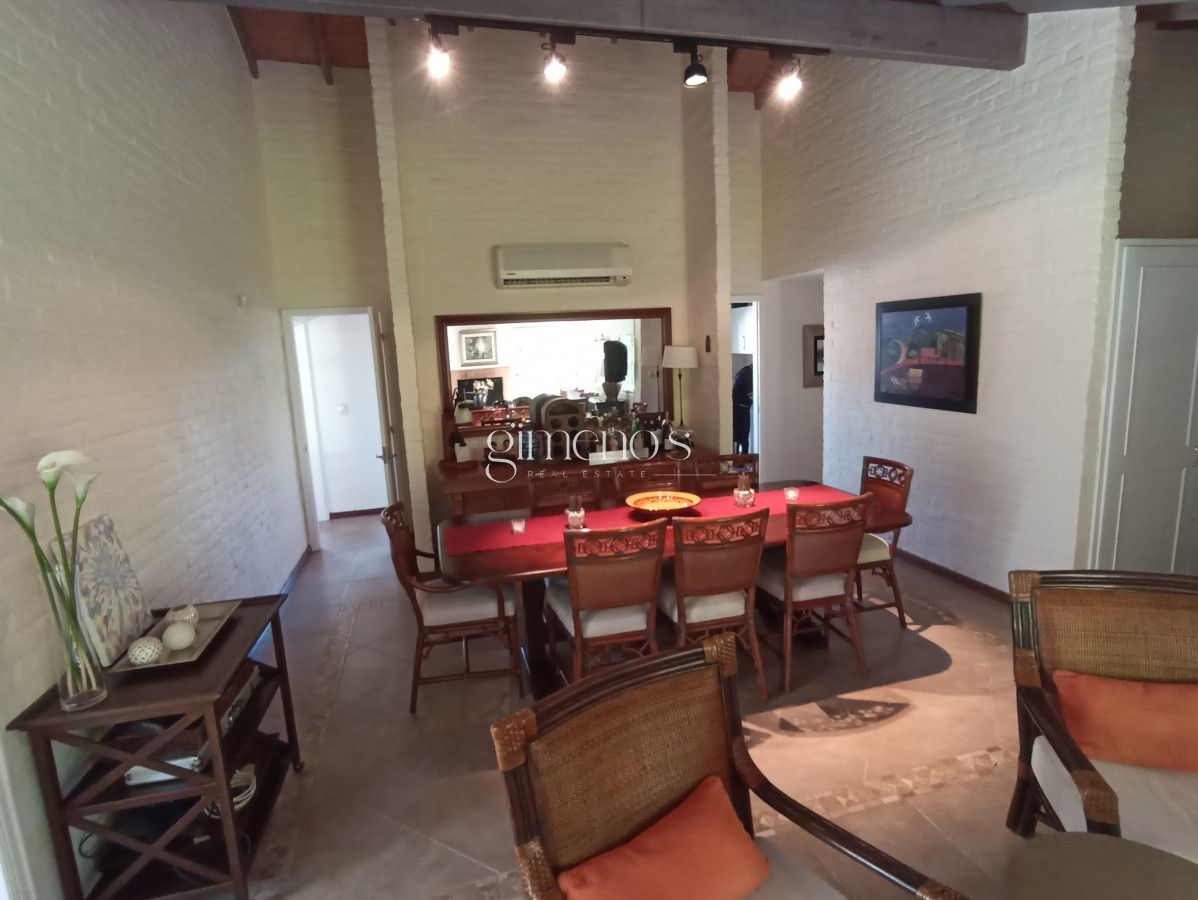Casa ID.1360 - Casa en Venta de 3 dormitorios en Playa Mansa - Punta del Este