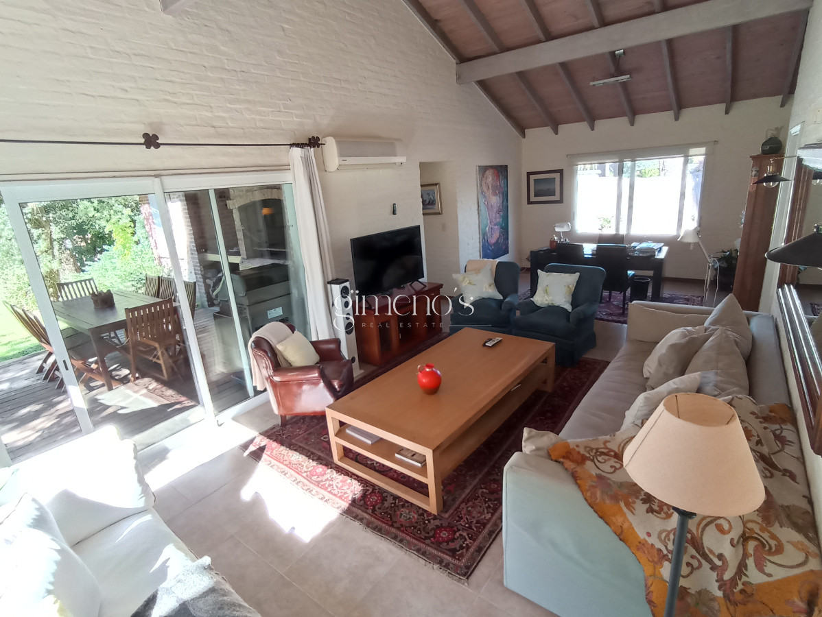 Casa ID.1360 - Casa en Venta de 3 dormitorios en Playa Mansa - Punta del Este