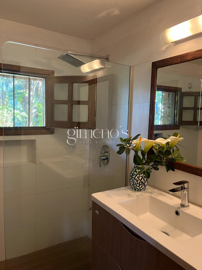 Casa ID.1139 - Hermosa cabaña de 4 dormitorios en venta a metros de Playa Mansa, Punta del Este, Pinares
