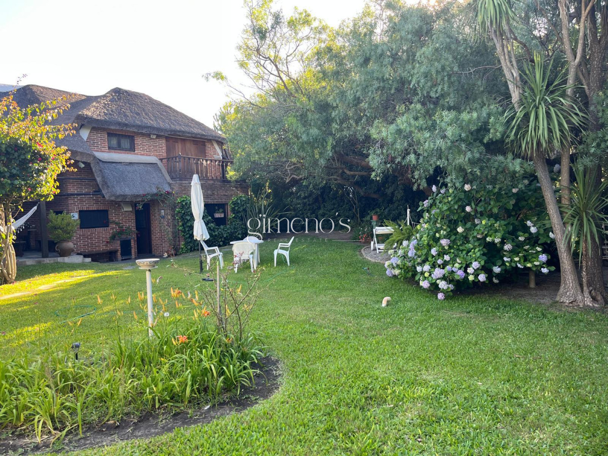 Casa ID.1139 - Hermosa cabaña de 4 dormitorios en venta a metros de Playa Mansa, Punta del Este, Pinares