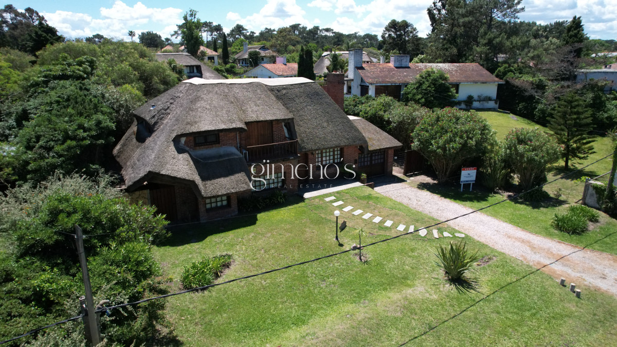 Casa ID.1139 - Hermosa cabaña de 4 dormitorios en venta a metros de Playa Mansa, Punta del Este, Pinares
