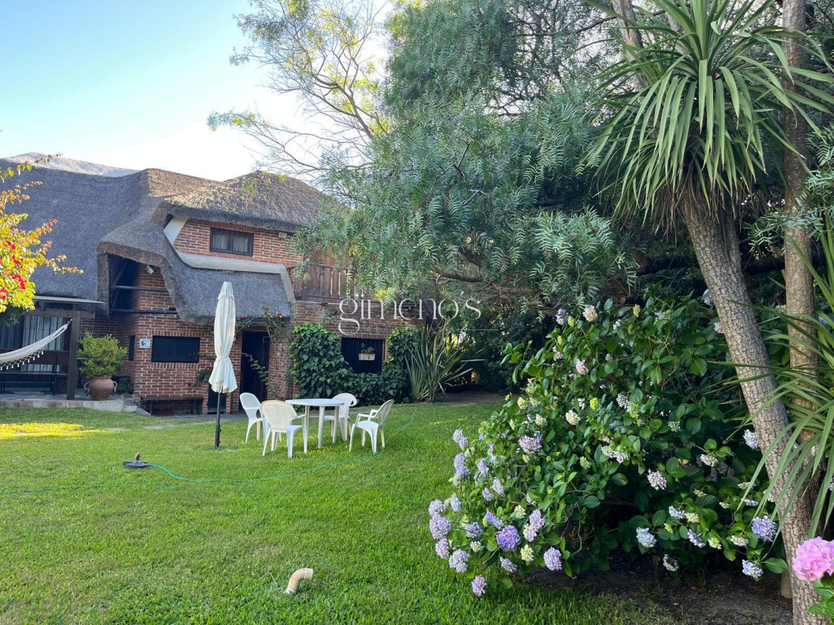 Casa ID.1139 - Hermosa cabaña de 4 dormitorios en venta a metros de Playa Mansa, Punta del Este, Pinares