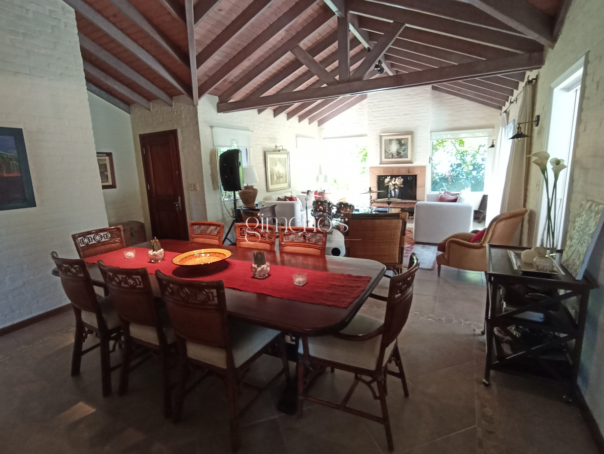 Casa ID.1360 - Casa en Venta de 3 dormitorios en Playa Mansa - Punta del Este