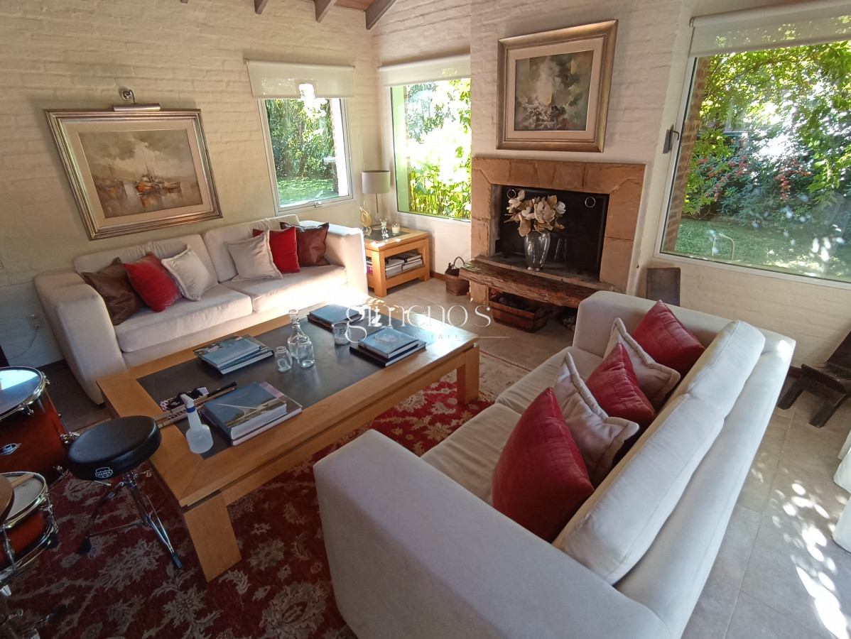 Casa ID.1360 - Casa en Venta de 3 dormitorios en Playa Mansa - Punta del Este