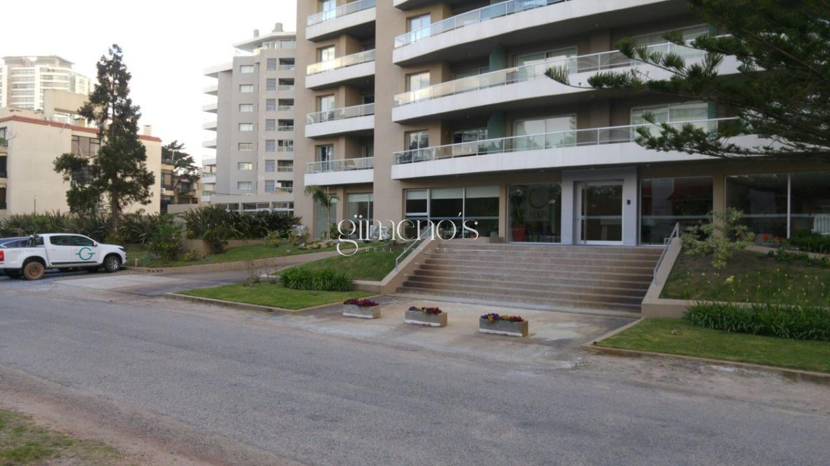 Apartamento ID.1166 - Apartamento en venta de 2 dormitorios en suite en Torre Moon,  Punta del Este