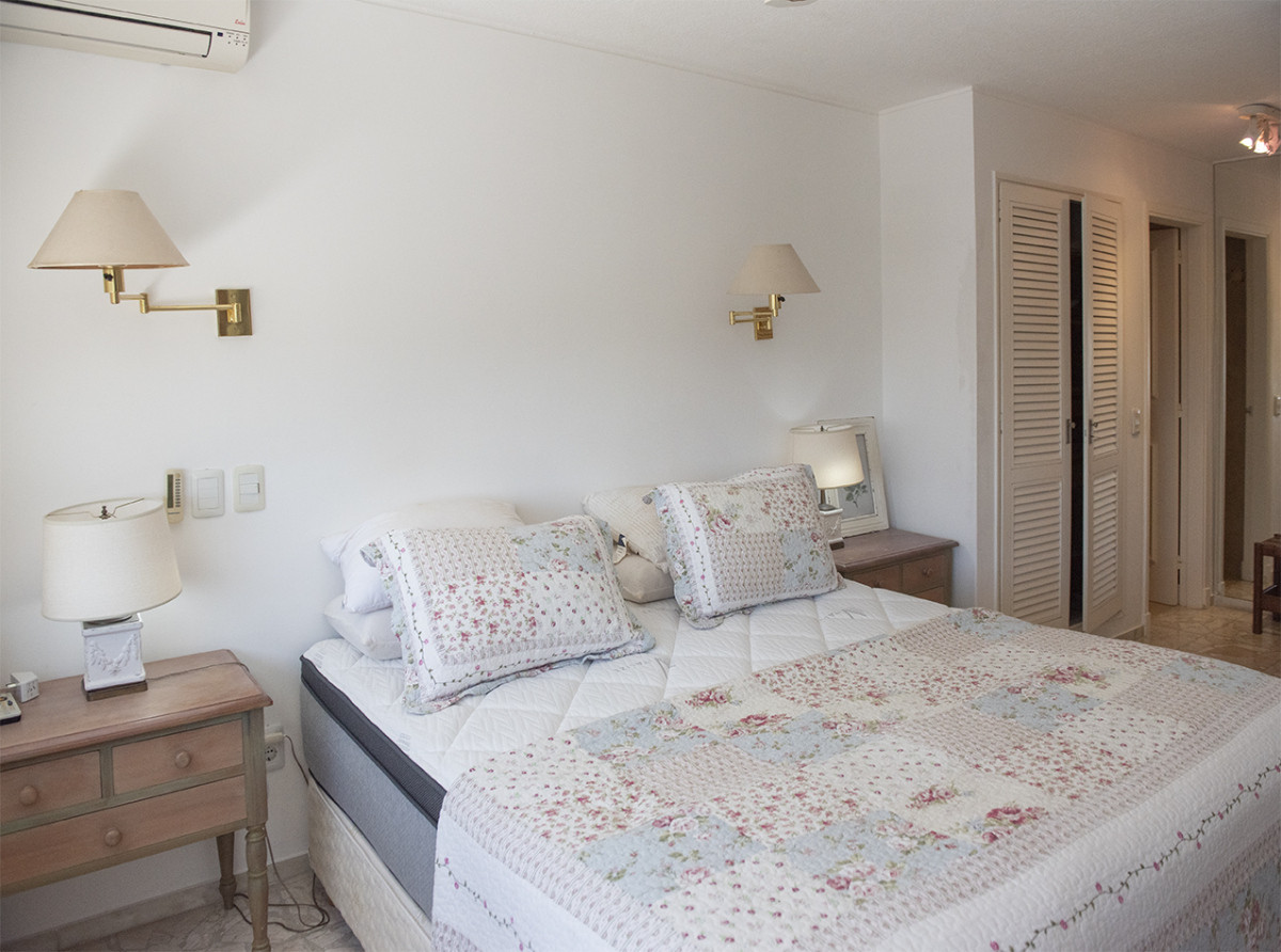 Apartamento ID.425 - Vende Apartamento  de 4 dormitorios en playa de Mansa, Punta del Este a pasos del mar!
