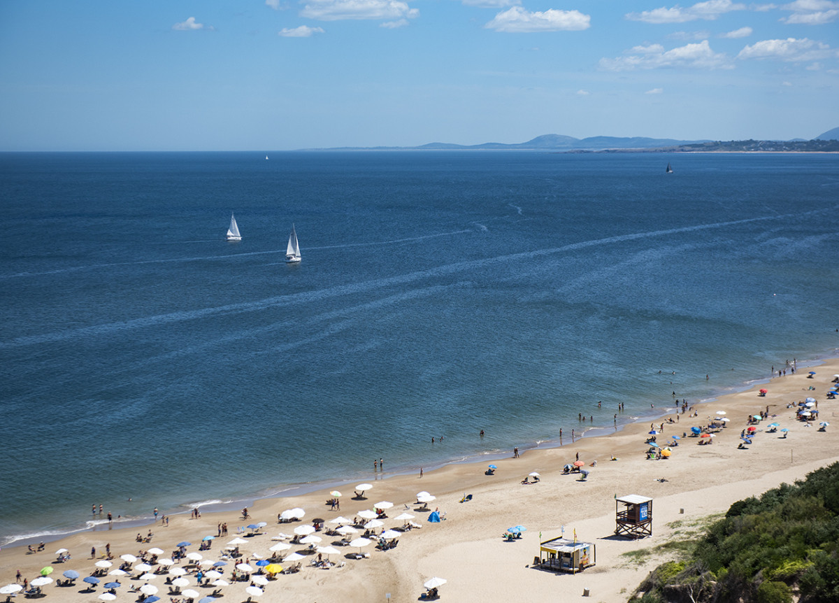 Apartamento ID.425 - Vende Apartamento  de 4 dormitorios en playa de Mansa, Punta del Este a pasos del mar!