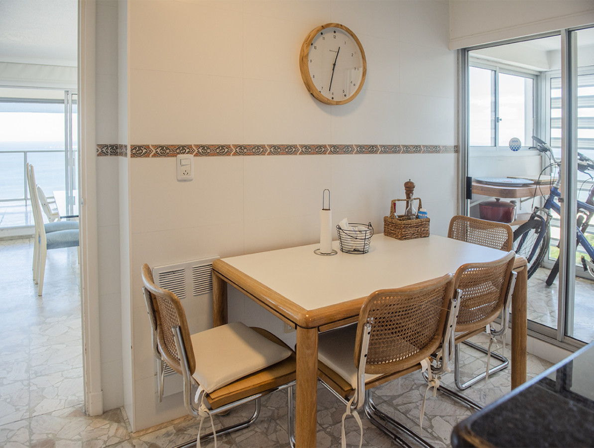 Apartamento ID.425 - Vende Apartamento  de 4 dormitorios en playa de Mansa, Punta del Este a pasos del mar!