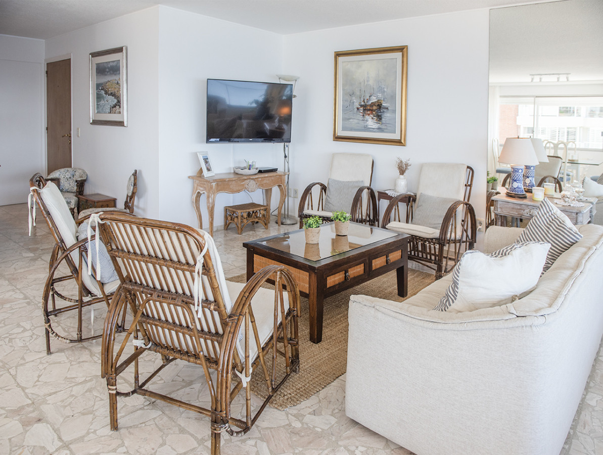 Apartamento ID.425 - Vende Apartamento  de 4 dormitorios en playa de Mansa, Punta del Este a pasos del mar!