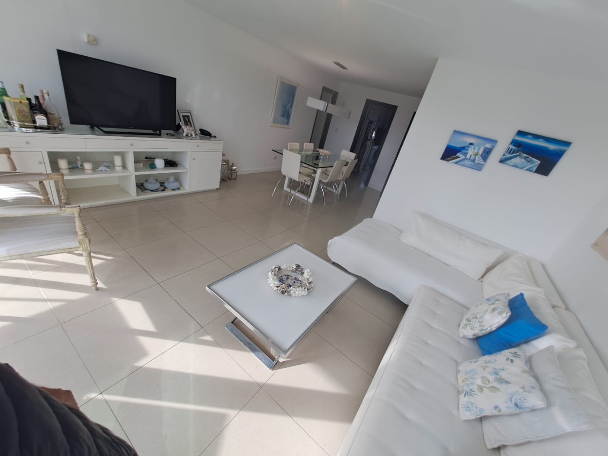 Apartamento ID.247 - Apartamento en Playa Mansa a la venta 3 Dormitorios con vista