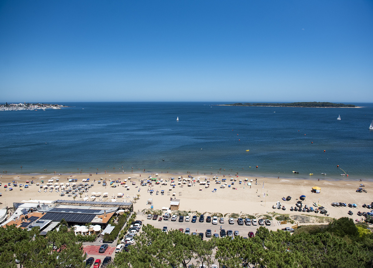 Apartamento ID.425 - Vende Apartamento  de 4 dormitorios en playa de Mansa, Punta del Este a pasos del mar!