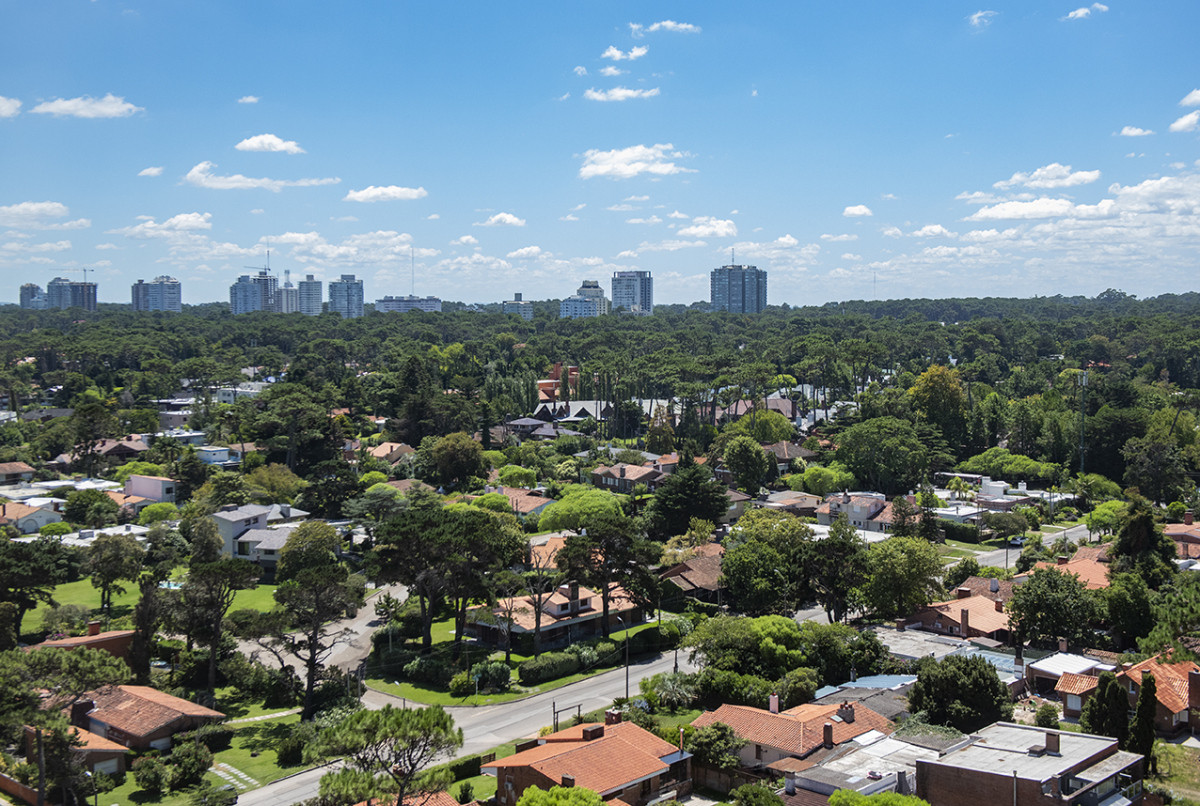 Apartamento ID.425 - Vende Apartamento  de 4 dormitorios en playa de Mansa, Punta del Este a pasos del mar!