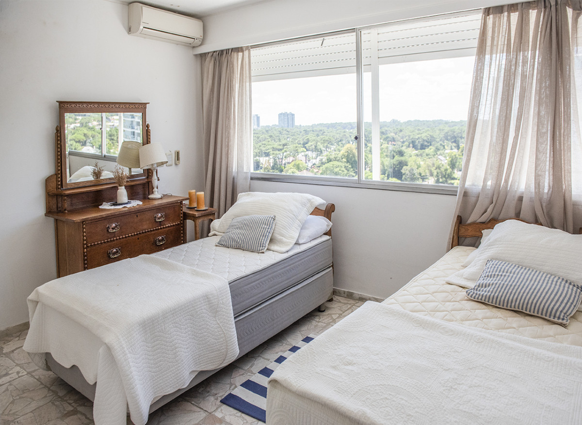 Apartamento ID.425 - Vende Apartamento  de 4 dormitorios en playa de Mansa, Punta del Este a pasos del mar!