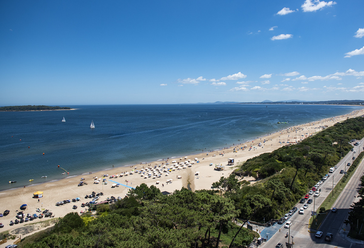 Apartamento ID.425 - Vende Apartamento  de 4 dormitorios en playa de Mansa, Punta del Este a pasos del mar!