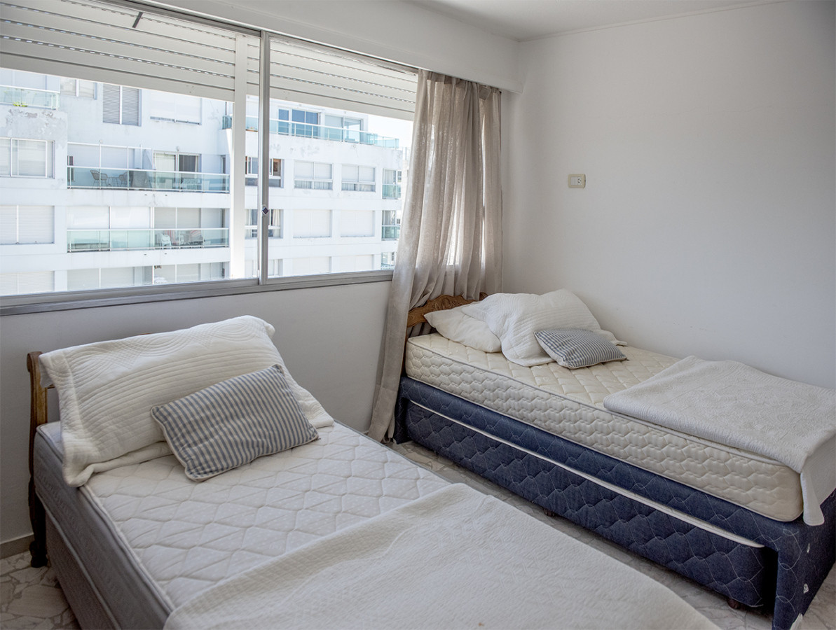 Apartamento ID.425 - Vende Apartamento  de 4 dormitorios en playa de Mansa, Punta del Este a pasos del mar!