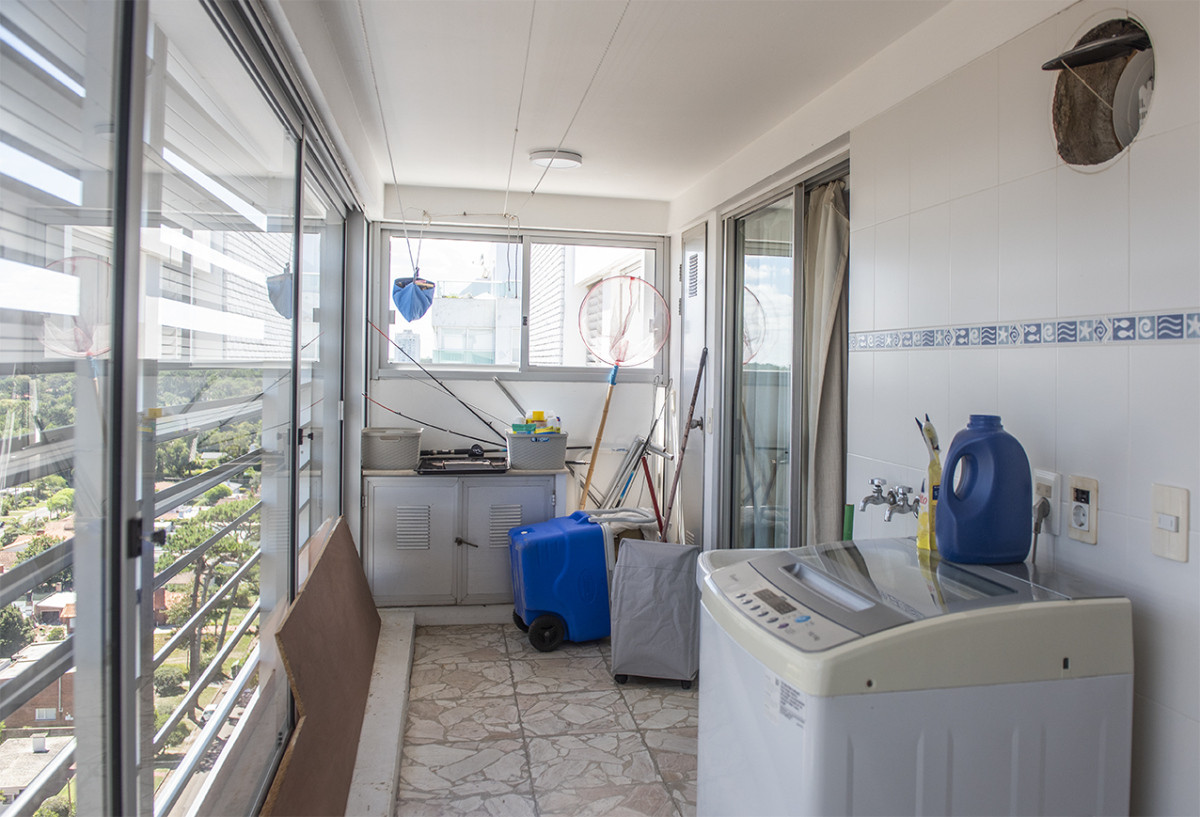 Apartamento ID.425 - Vende Apartamento  de 4 dormitorios en playa de Mansa, Punta del Este a pasos del mar!
