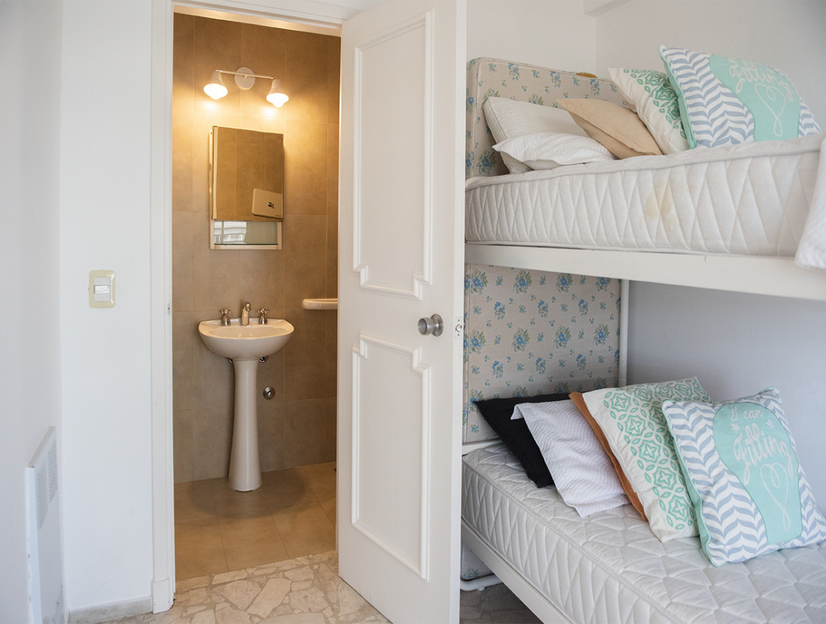 Apartamento ID.425 - Vende Apartamento  de 4 dormitorios en playa de Mansa, Punta del Este a pasos del mar!