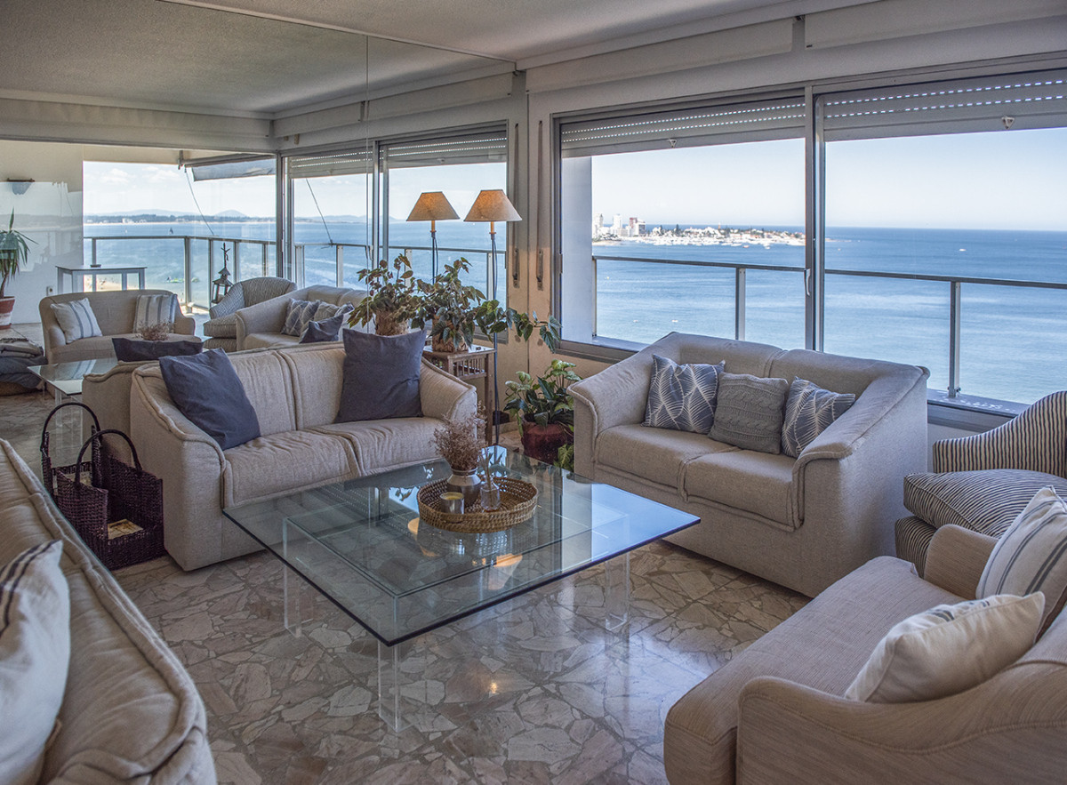 Apartamento ID.425 - Vende Apartamento  de 4 dormitorios en playa de Mansa, Punta del Este a pasos del mar!