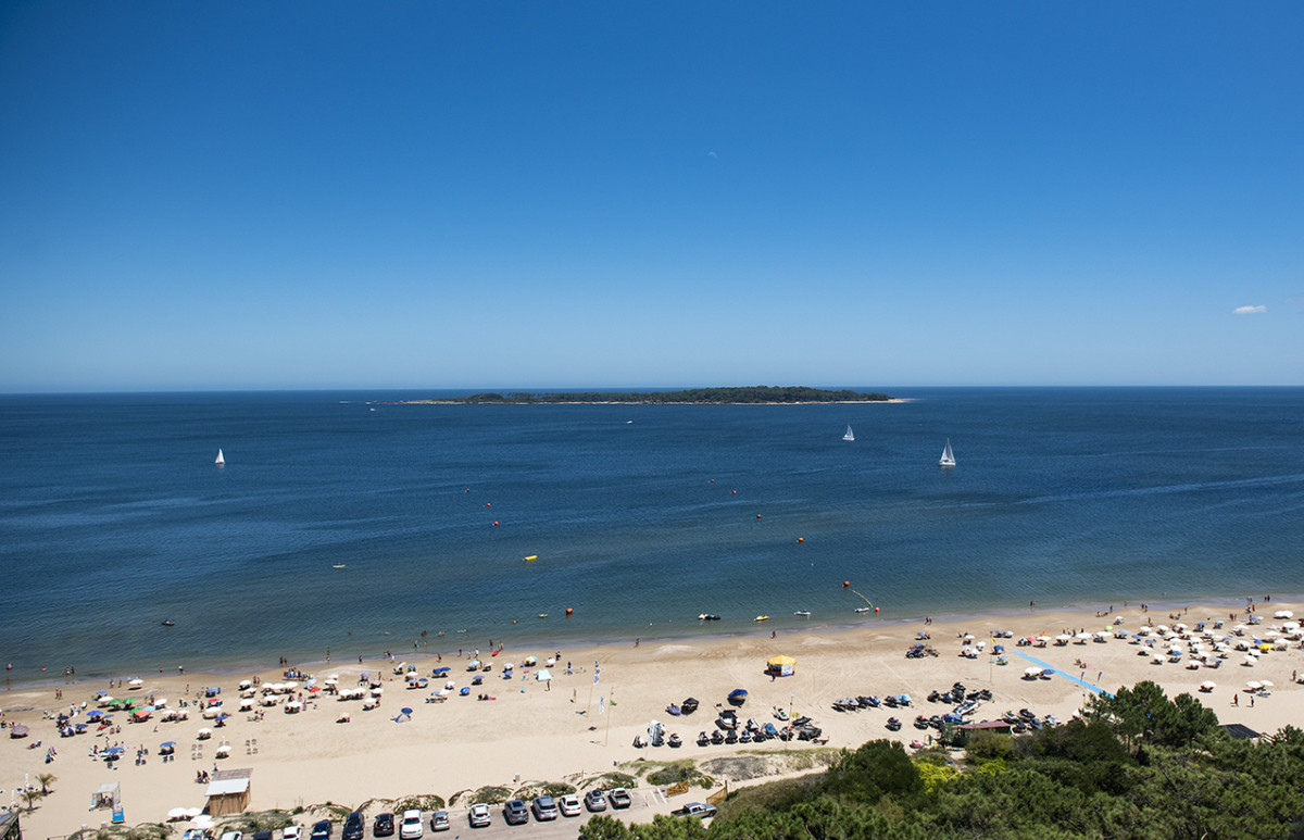Apartamento ID.425 - Vende Apartamento  de 4 dormitorios en playa de Mansa, Punta del Este a pasos del mar!