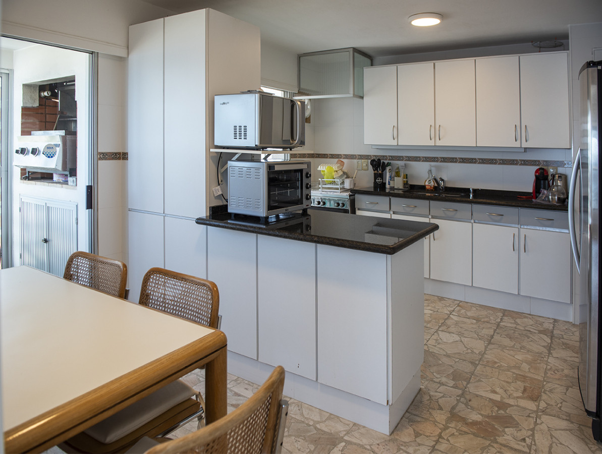 Apartamento ID.425 - Vende Apartamento  de 4 dormitorios en playa de Mansa, Punta del Este a pasos del mar!