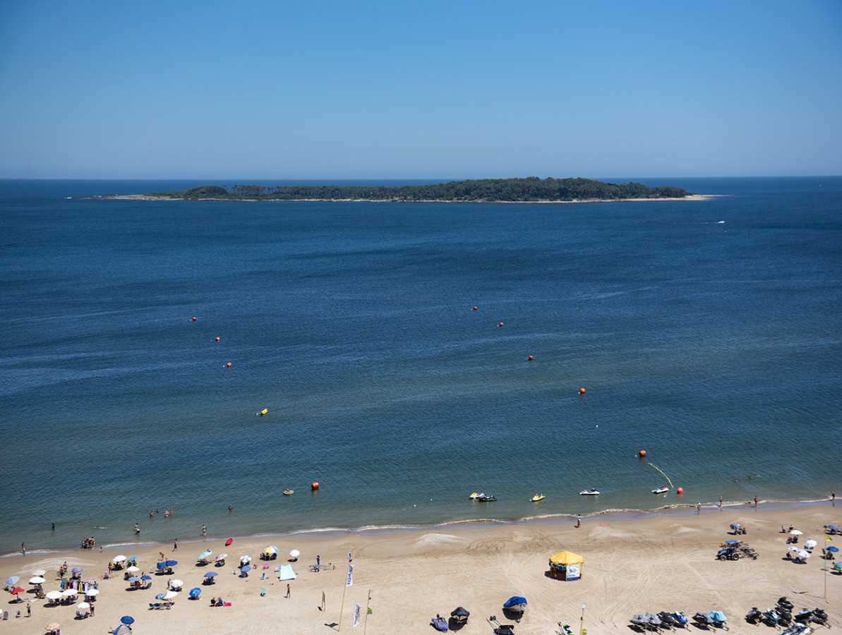 Apartamento ID.425 - Vende Apartamento  de 4 dormitorios en playa de Mansa, Punta del Este a pasos del mar!